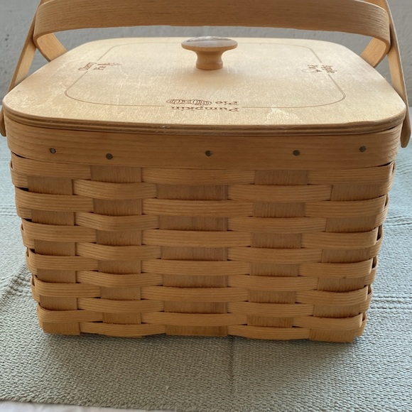 Peterboro Two-Pie Basket with Solid Lid and Tray - Picture 6 of 12